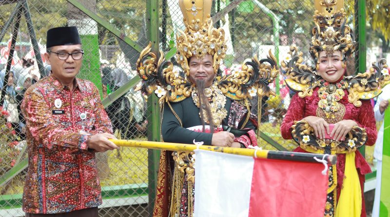 Kepala Dindubpar Rembang, Muttaqin saat melepas peserta karnaval (foto: rofiunpict)